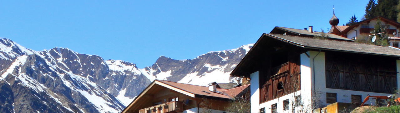 Sankt Leonhard im Vordergrund mit Blick ins Passeiertal